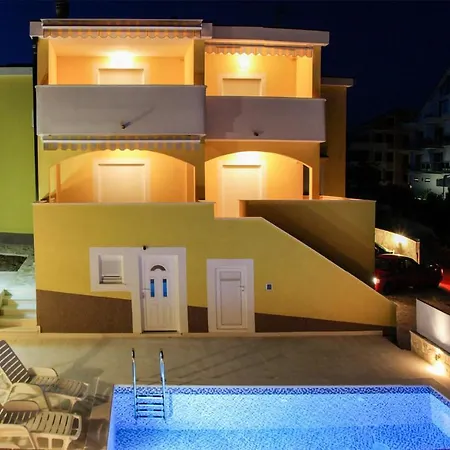 Lovely In Rogoznicko Zečevo