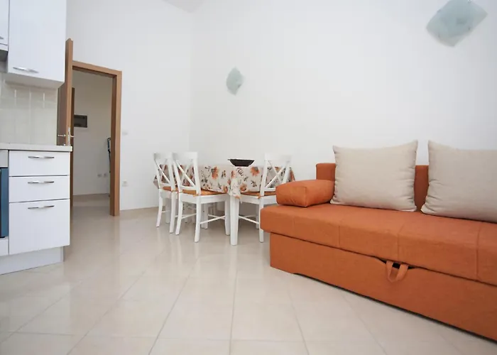 Lovely In Rogoznicko Daire Zečevo